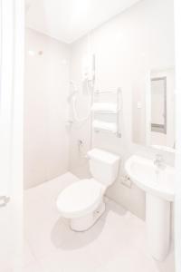 宿务Verovino Suites的白色的浴室设有卫生间和水槽。