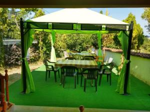 比亚拉Prostor Guest House的绿树成荫的桌椅