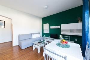帕格Apartment Green Pag的客厅配有沙发和桌子