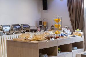 大戈里察皇家机场酒店的厨房配有带食物的柜台