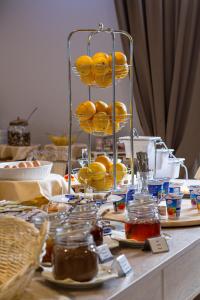 大戈里察皇家机场酒店的陈列在架子上的柠檬桌子
