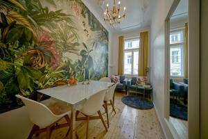 维也纳Leuhusen Collection Vienna的用餐室配有桌椅和壁画