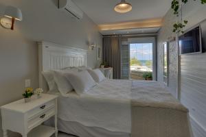 弗洛里亚诺波利斯Solar Beach Hotel的卧室设有一张白色大床和一扇窗户。