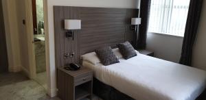拉内利The Diplomat Hotel Restaurant & Spa的卧室配有白色的床和窗户。