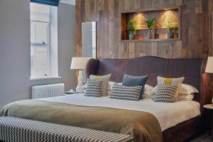 伯明翰伯明翰度微酒店的一间卧室配有一张大床和枕头