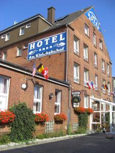 埃姆登科勒巴哈霍夫酒店的砖楼上标有标志的酒店