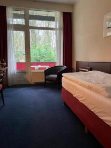 瓦赫宁根诺尔博世的酒店客房设有床和窗户。