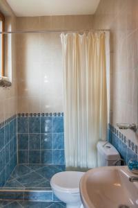 阳光海滩Montemar Villas的浴室配有卫生间、淋浴和盥洗盆。