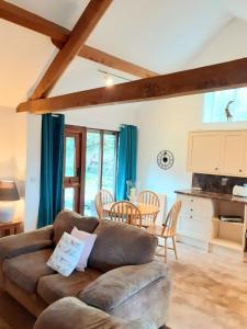 比尔斯韦尔斯Irfon Cottage的客厅配有沙发和桌子