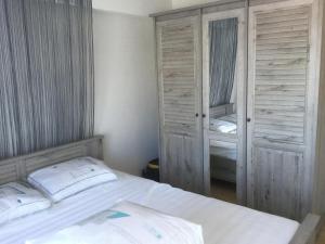 德帕内Panoramisch appartement tussen zee ,bos en de duinen的一间卧室配有一张床和两个衣柜
