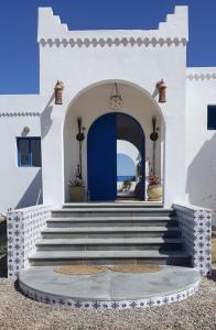 MezraneDar Chick Yahia Ile De Djerba的一座拥有蓝色门和楼梯的建筑