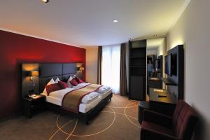 英格堡中央酒店的一间卧室配有一张红色墙壁的床