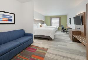 本殖民地Holiday Inn Express & Suites - Plano - The Colony, an IHG Hotel的酒店客房,配有床和沙发