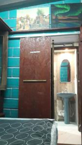 萨尔塔Viajeros的一间带门和水槽的浴室