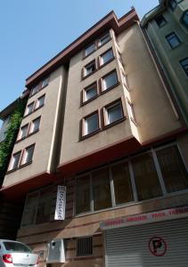 伊斯坦布尔海达帕萨酒店的一面有窗户的高楼