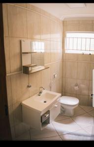 卡拉瓜塔图巴Villaggio Avansi的一间带水槽和卫生间的浴室
