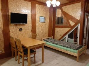 文茨皮尔斯布基娱乐露营地的客房设有桌子、床和桌椅。