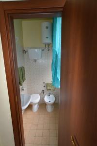 斯波莱托Appartamento via della Posterna Spoletium的浴室设有2个卫生间、水槽和浴缸。