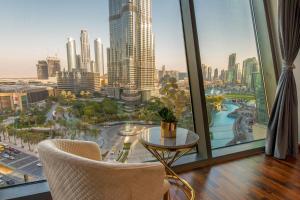 迪拜FIRST CLASS 3BR with full BURJ KHALIFA VIEW的酒店的客房享有城市美景。