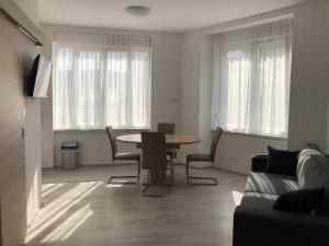 伊佐拉Apartments & Rooms Nardin的客厅配有桌子和沙发