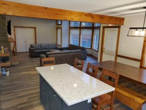 蓝山Summit Ridge 6的客厅配有沙发和桌子