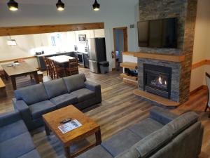 蓝山Summit Ridge 6的带沙发和壁炉的客厅