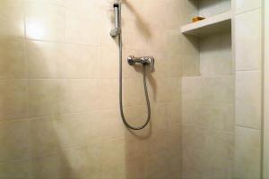 特里卡塞La casa di Bellippa的浴室内带软管的淋浴
