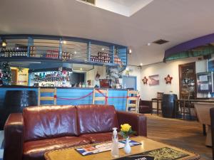巴基Marine Hotel的客厅设有真皮沙发和酒吧。