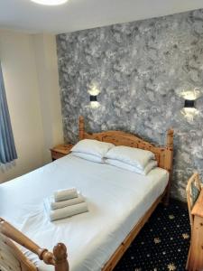 巴基Marine Hotel的一间卧室配有一张带灰色和白色壁纸的床