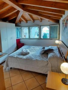 代森扎诺-德尔加达艾思美拉公寓酒店的一间设有床铺的卧室,位于带窗户的房间内