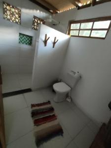 库穆鲁沙蒂巴Espaço Pé de Mangaba - Natureza e Simplicidade的一间带卫生间的浴室和墙上的2个十字架