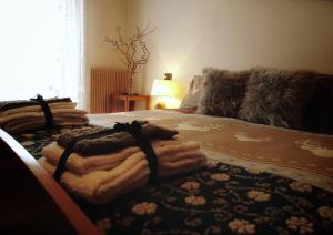 法尔西德Casa Minela的一间卧室配有带毛巾的床