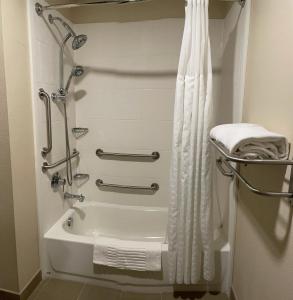 西米夫林Wingate by Wyndham Pittsburgh West Mifflin的带淋浴和浴缸的浴室