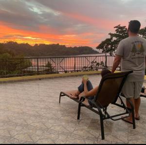 德雷克La Terraza Verde的坐在椅子上看日落的男人和男孩