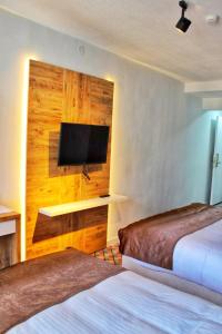 博卢ESKOPPremium OTEL的酒店客房设有两张床和一台平面电视。