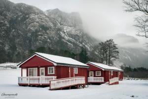 Bjørheimsbygda瓦斯内露营酒店的两个红色小屋,在山前有雪