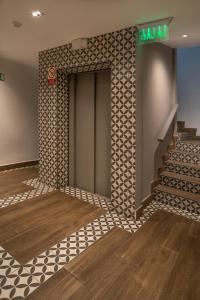 巴拿马城Residencial & Hotel Palazzo的建筑中带有瓷砖墙的电梯