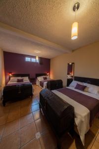 克萨尔特南戈7 orejas的酒店客房 - 带两张床和行李