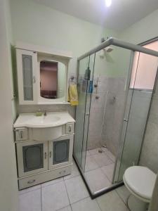 佩洛塔斯Apto 2 quartos, cond fechado, com vaga, quarto andar的一间带水槽和淋浴的浴室