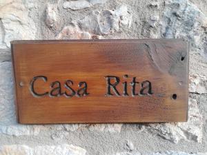 莫雷拉Casa Rita的石墙边的标志