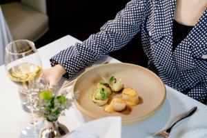 珠海珠海龙珠达国际酒店(拱北口岸店）的坐在餐桌上吃一盘食物的人
