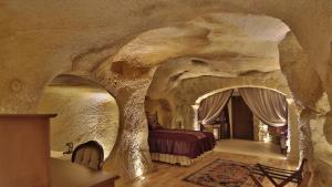 于尔居普黄金洞穴套房酒店的一间大客房,在洞穴里设有床铺