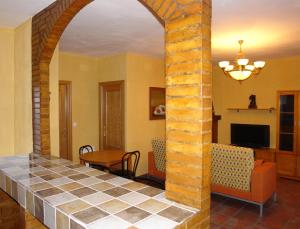 昆卡La Villa Don Quijote的一间铺有瓷砖地板并设有一个拱门的客厅