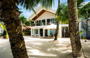长滩岛马布海滩别墅的一座棕榈树建筑