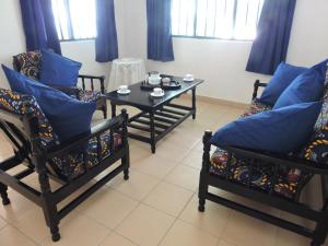 迪亚尼海滩迪亚尼海滩度假屋的客厅配有两把椅子和一张桌子