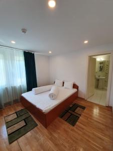 斯塔纳德瓦勒Vila IZVORUL MINUNILOR的一间卧室配有带白色床单和枕头的床。