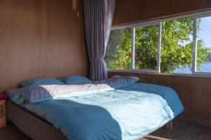 大叻大叻湖畔住宿加早餐旅馆的窗户客房内的一张床位