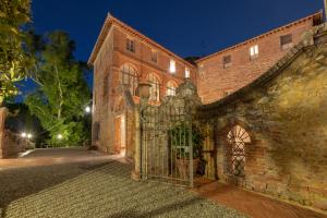 圣罗科阿费力Borgo San Lorenzo a Linari的砖砌建筑的入口,有门