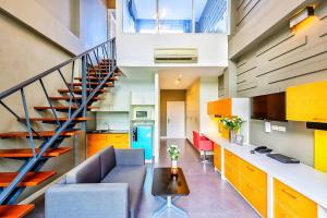 邦波Paeva Luxury Serviced Residence SHA的一间厨房和客厅,客厅设有楼梯。