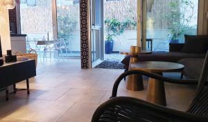 海法Etis garden seafront的客厅配有沙发和桌子